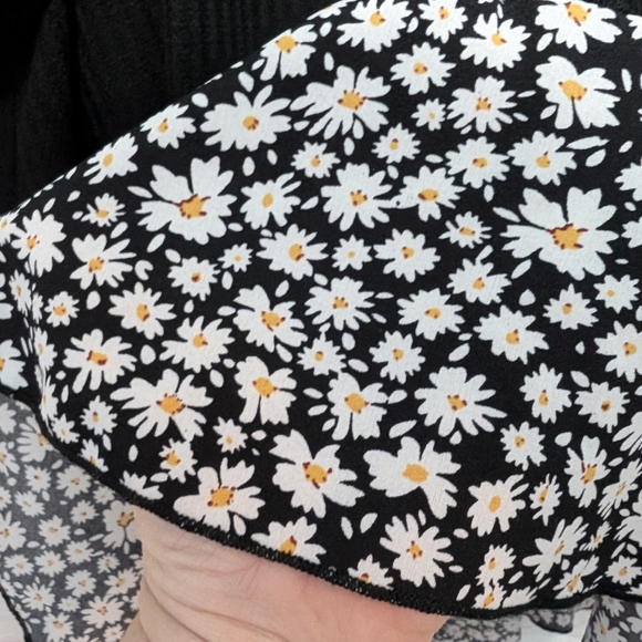 Euc Shein black waffle 🧇 knit short sleeve shirt with floral chiffon trim 2X/3X - Picture 7 of 8